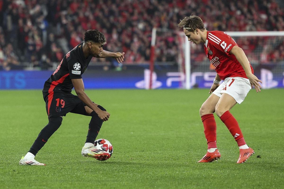 Partido de la UEFA Champions League del Benfica contra el Barcelona. Lamine Yamal, con el balón.