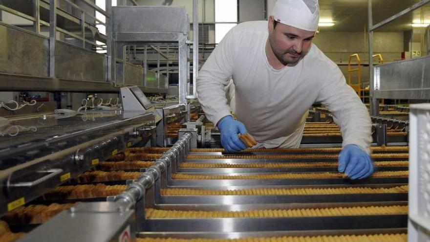 Un trabajador en una panificadora de pan tostado de Forcarei. // Bernabé/Javier Lalín