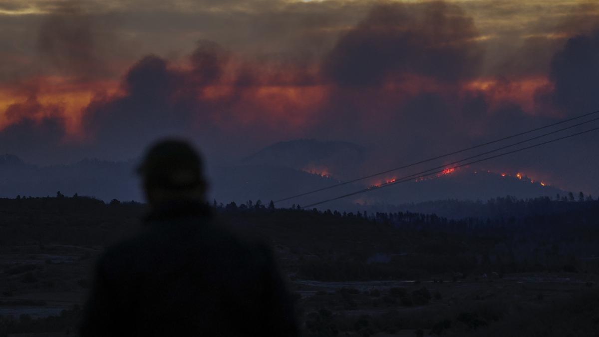 Medios aéreos y terrestres intentar frenar el avance del incendio de Viver.