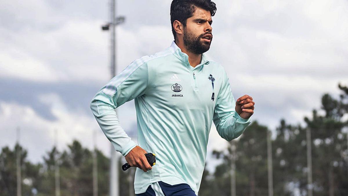 Araújo trota sobre el césped de la ciudad deportiva en el entrenamiento vespertino de ayer. |  // RC CELTA