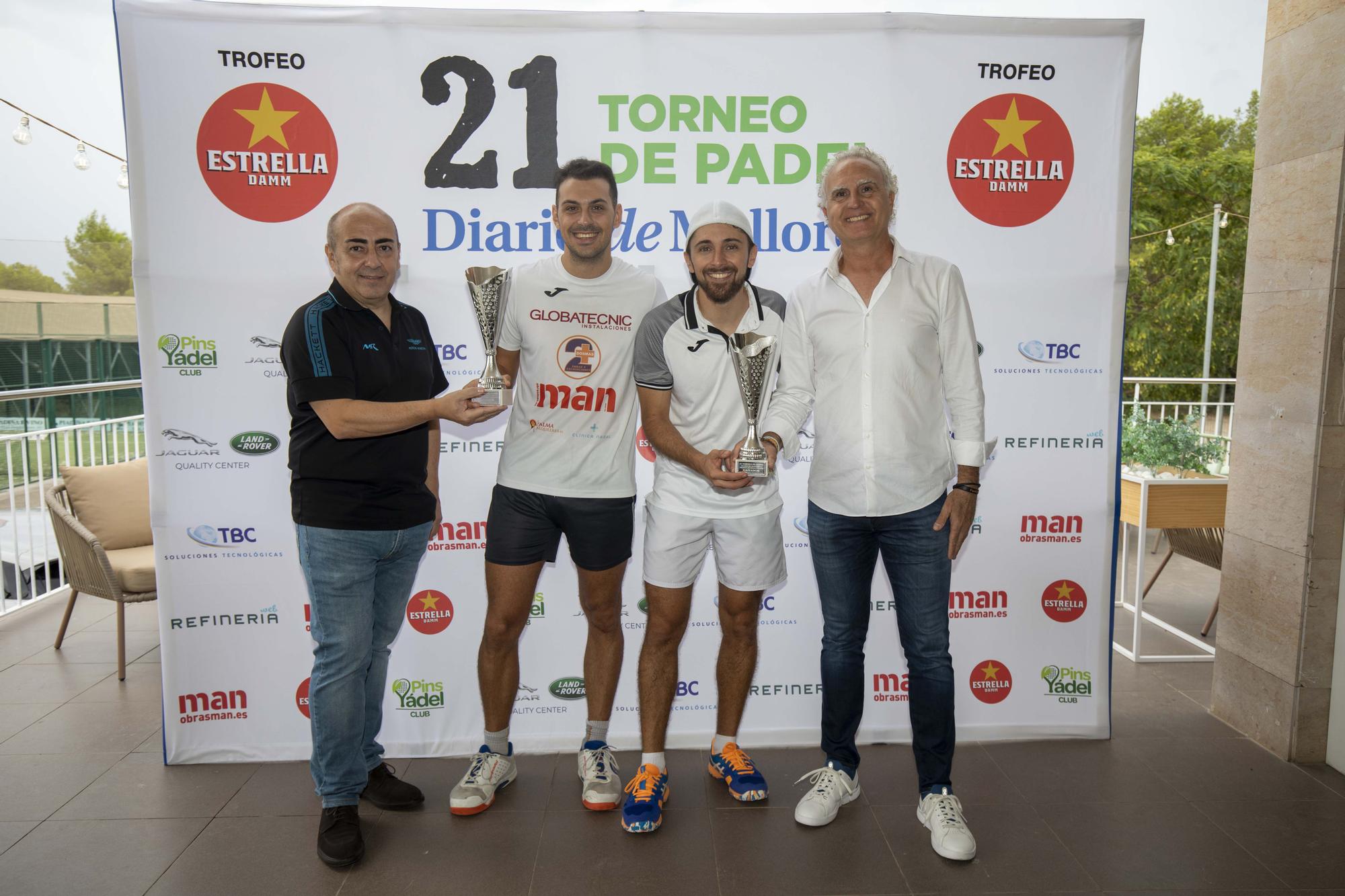 Ganadores 4ª categoría masculina. La dupla compuesta por Gonzalo Mora y Joan Vicens Bruno recibieron sus trofeos de Luis Arroyo (TBC) y Juan Seguí (Obras Man).