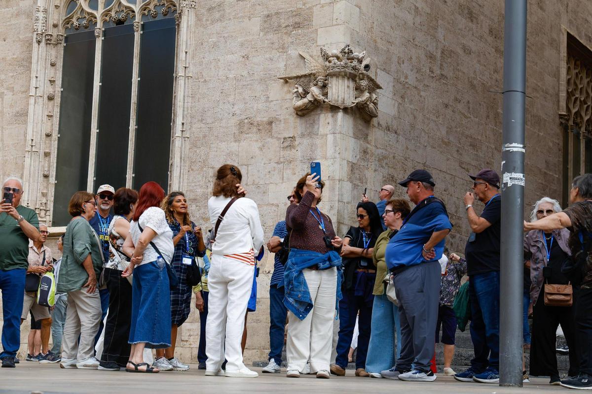 Grupo de turistas, en las inmediaciones de la Lonja de la seda.