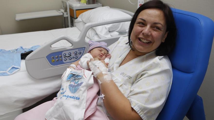 Patricia con su hija, Íria, el primer bebé de 2017. // Ricardo Grobas