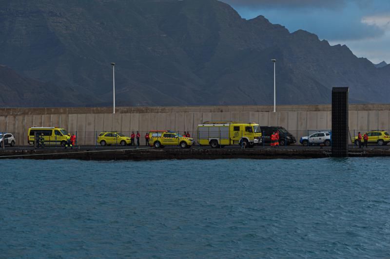 Traslado a puerto de los pasajeros del ferry encallado en Agaete