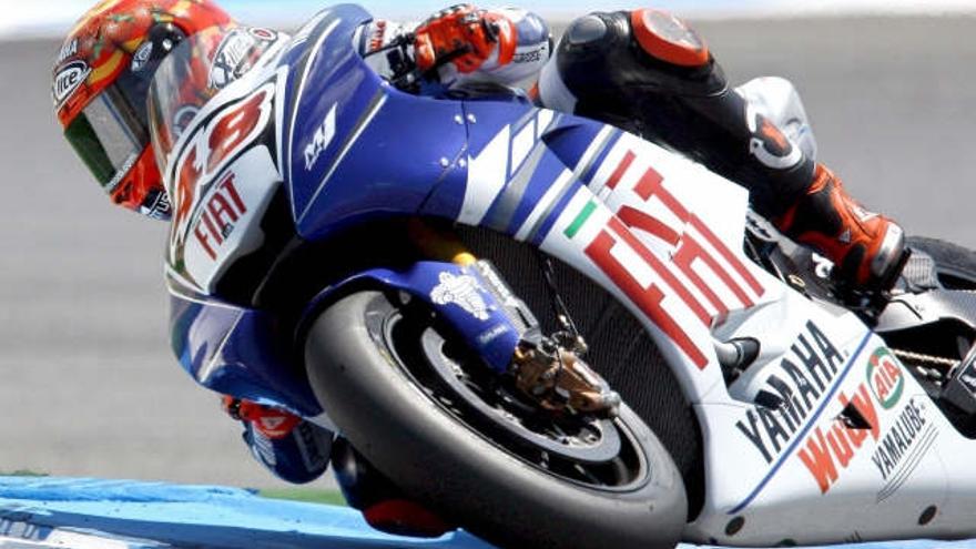 El piloto español del equipo Fiat Yamaha de Moto GP, Jorge Lorenzo, en acción durante la tanda oficial de entrenamientos.