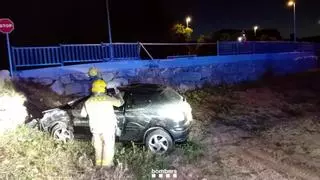 Un coche choca contra una valla y vuelca en una cuneta de dos metros en Santa Oliva