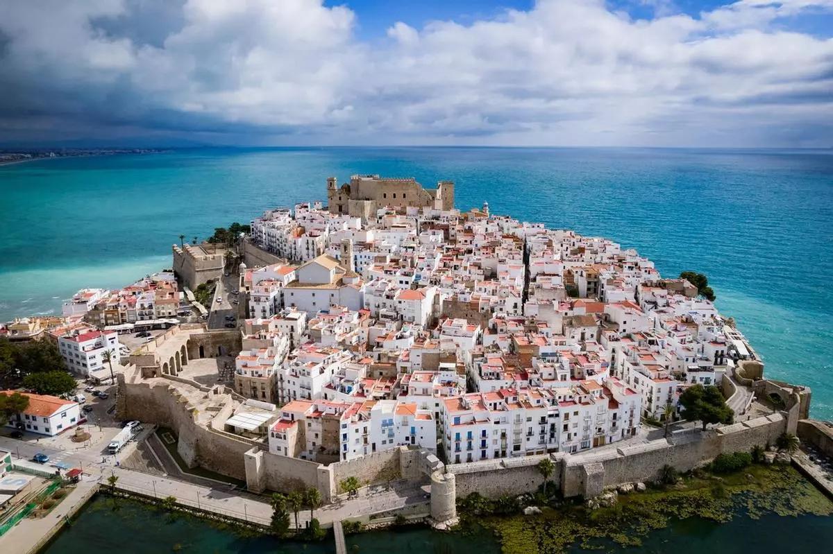 Panorámica del casco antiguo de Peñíscola, con el castillo al fondo.