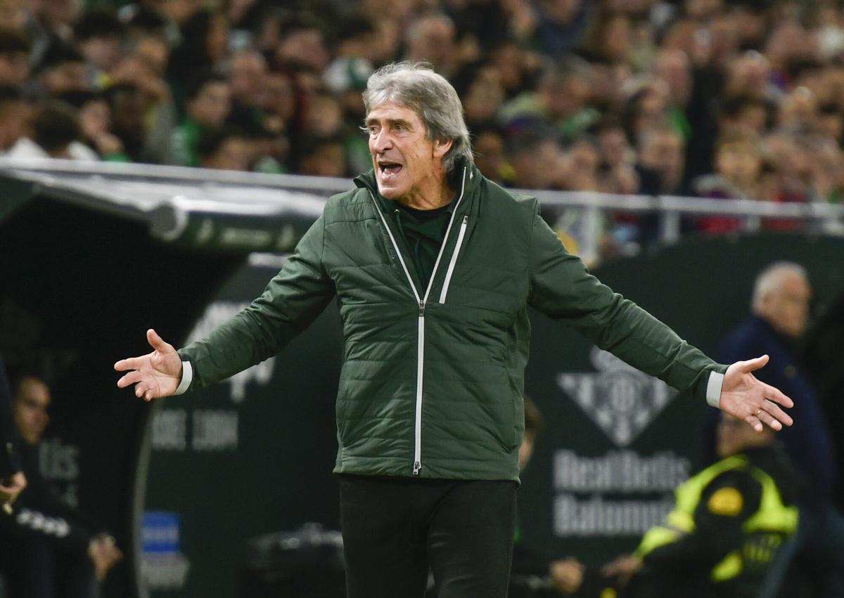 Manuel Pellegrini, durante un partido de Liga en La Cartuja