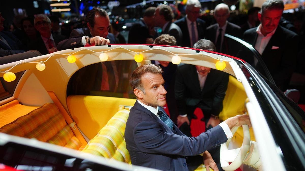 El presidente francés Emmanuel Macron montado en el 2 CV Concept durante el salón