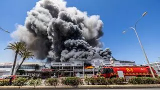 Las llamas destruyen la nave de Citubo situada junto al aeropuerto