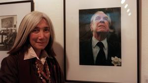 Fotografía de archivo, tomada en diciembre de 1998, en la que se registró a la escritora y traductora argentina María Kodama, viuda del célebre escritor argentino Jorge Luis Borges, al asistir a la exposición Tributo a Borges, en el Círculo de Bellas Artes, en Madrid (España). Kodama murió este domingo a los 86 años en Buenos Aires (Argentina). EFE/J.M. Pastor