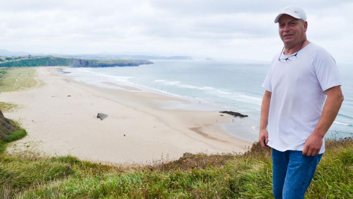 Fran Muñiz, en la zona de Fusillinos, con una vista de la playa. | A. P. Paredes 