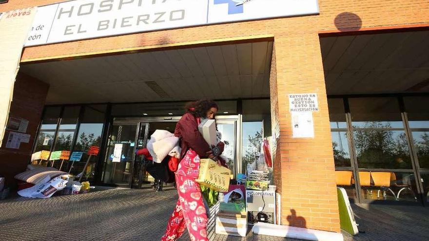 Los encerrados del hospital El Bierzo de Ponferrada son desalojados por la policía nacional.