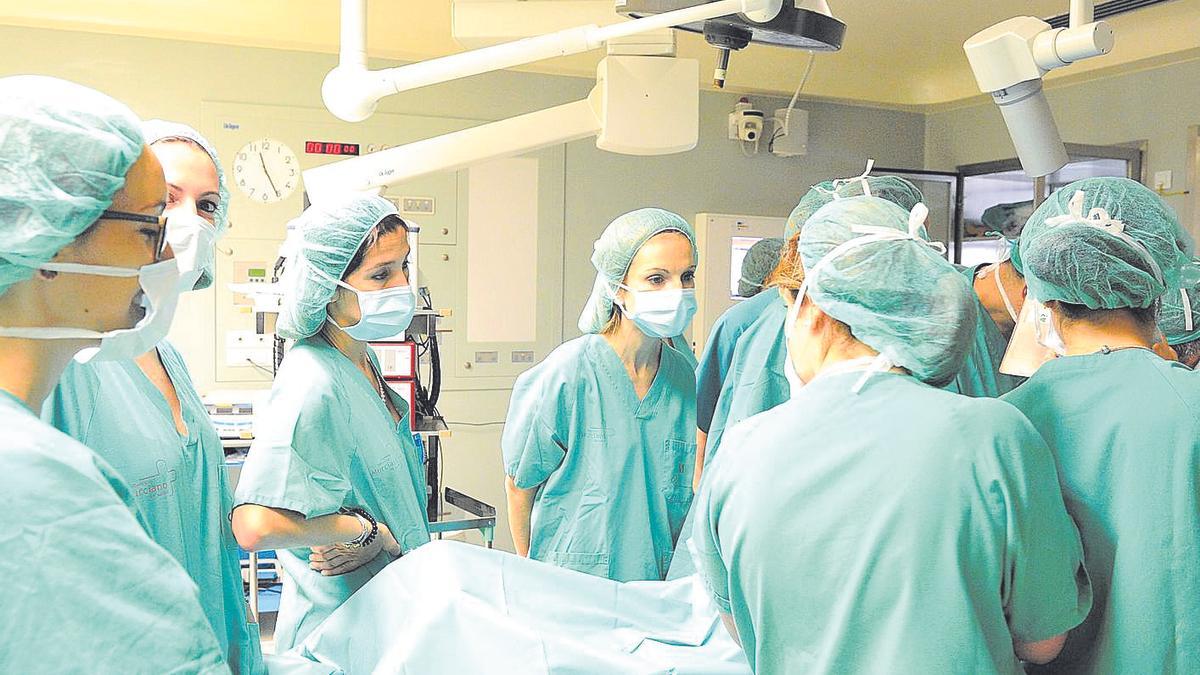 Alumnas en prácticas asisten a una intervención en el hospital Reina Sofía.