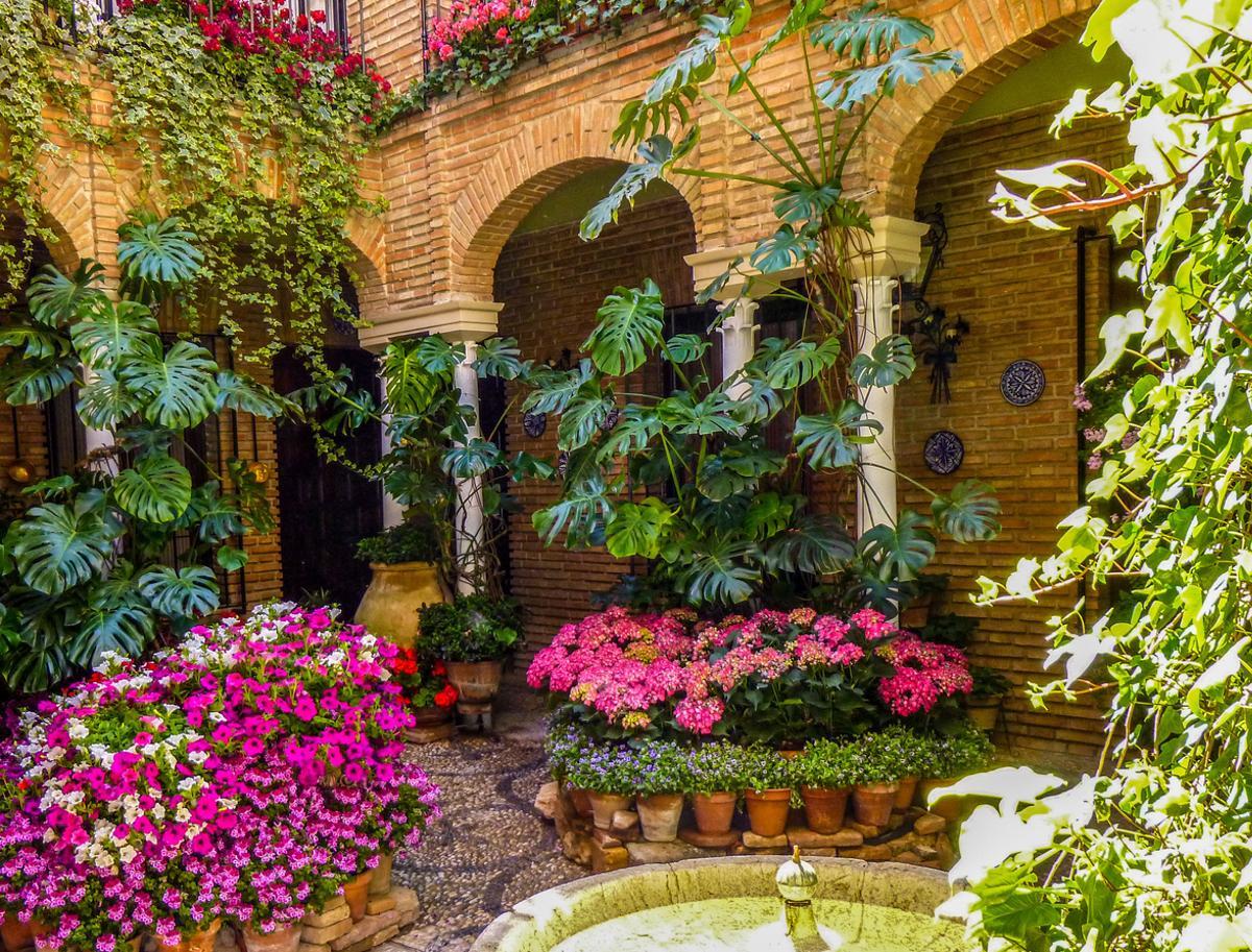 Patio tradicional decorado con flores en Córdoba, España, durante el Festival de los Patios Cordobeses