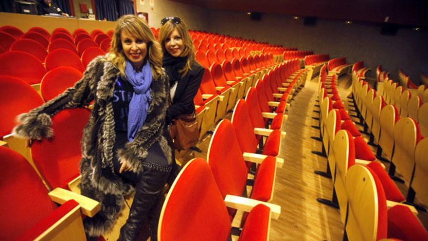 Miriam Díaz Aroca y Belinda Washington en el patio de butacas del teatro cine Alameda en 2014.