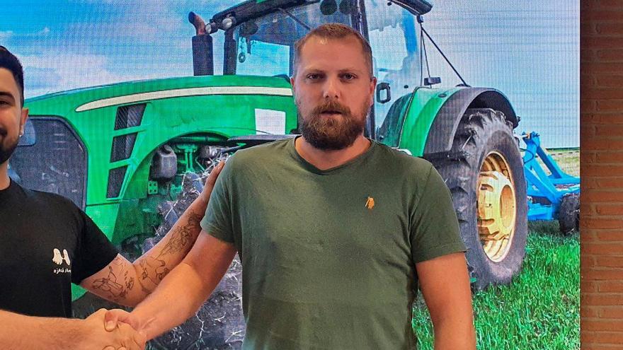 Regalan un tractor a un agricultor andaluz gracias a un 'tuit' viral