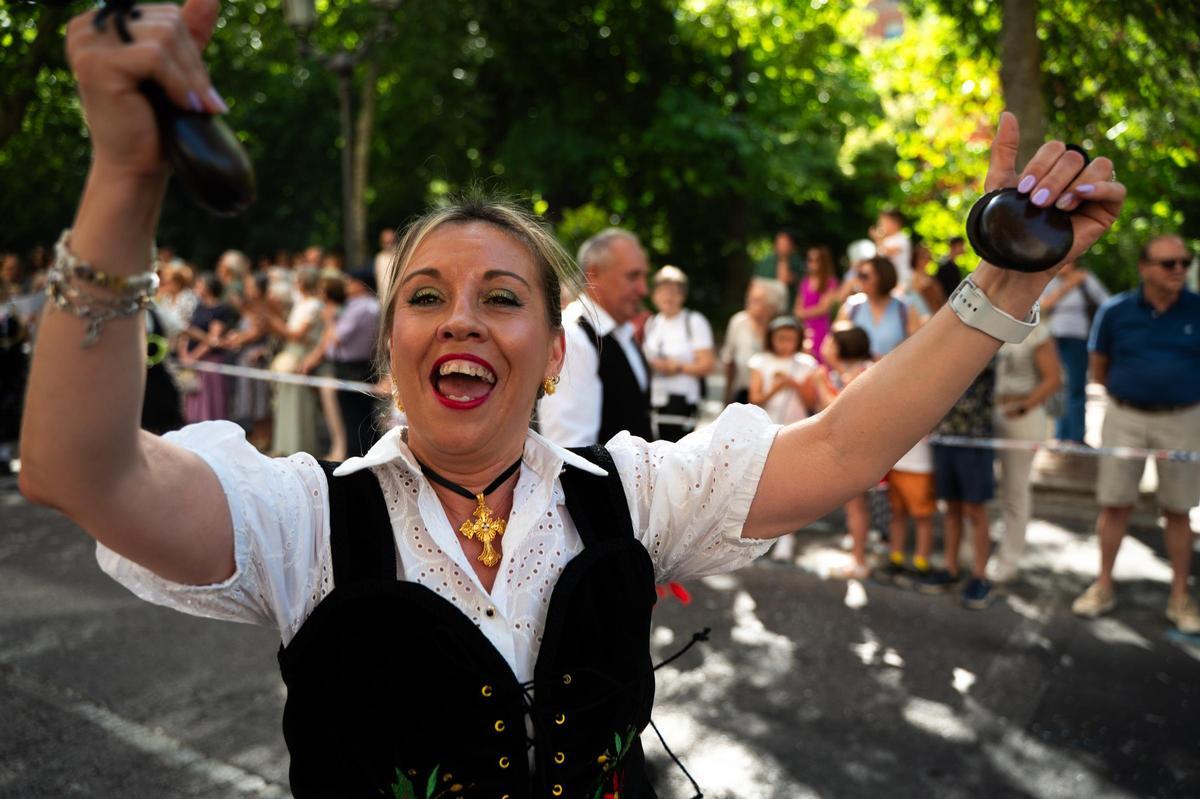 Fotogalería | Las imágenes de Jato: el desfile de los festejos de la provincia de Cáceres llena Cánovas con su colorido flolclórico