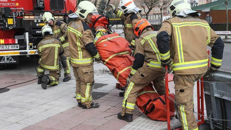 Los bomberos sacan al herido durante el simulacro de ayer en Otero.