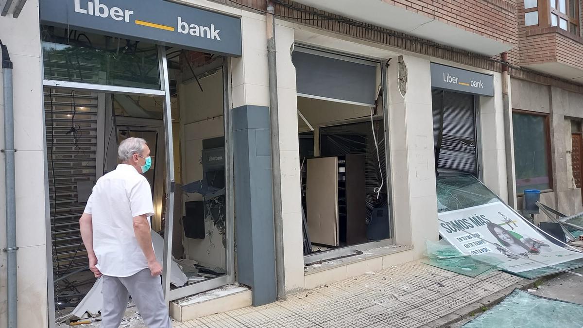 Así quedó la sucursal bancaria destrozada con explosivos en Piloña