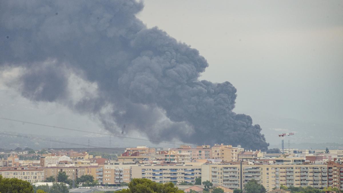 Columna de humo de un incendio de una nave de compostaje en Can Alzina, Sabadell. Foto tomada desde la Vila Universitaria en Bellaterra
