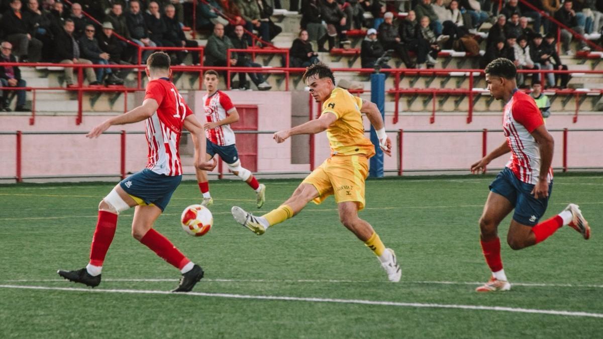 Ignasi Quer, rematando a puerta