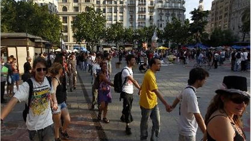 Los acampados formaron una espiran en la explanada al no poder rodear el ayuntamiento.