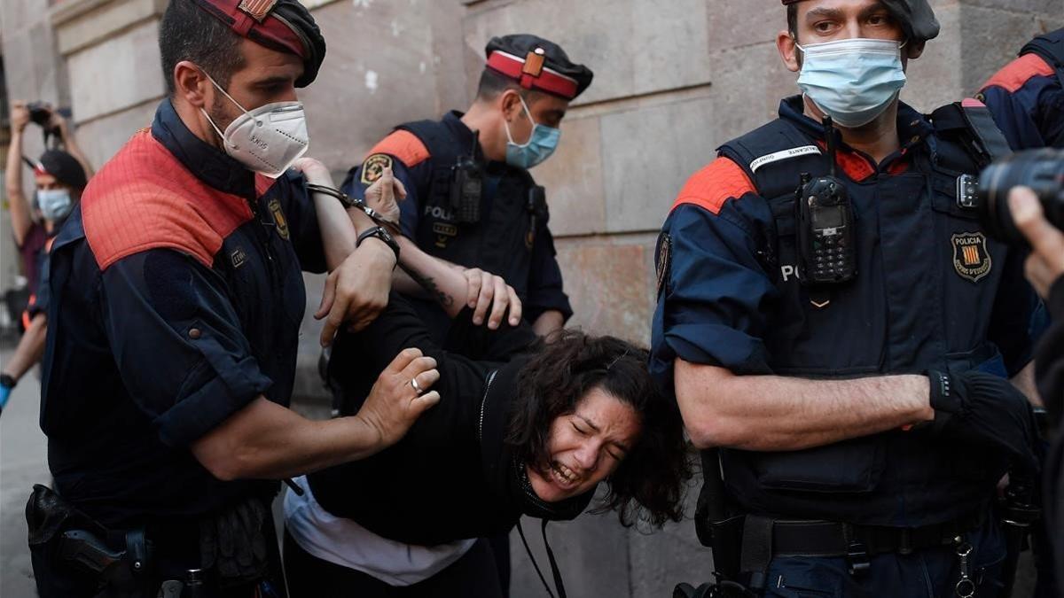 Concentración de la CUP en protesta contra el estado de alarma por el Covid-19