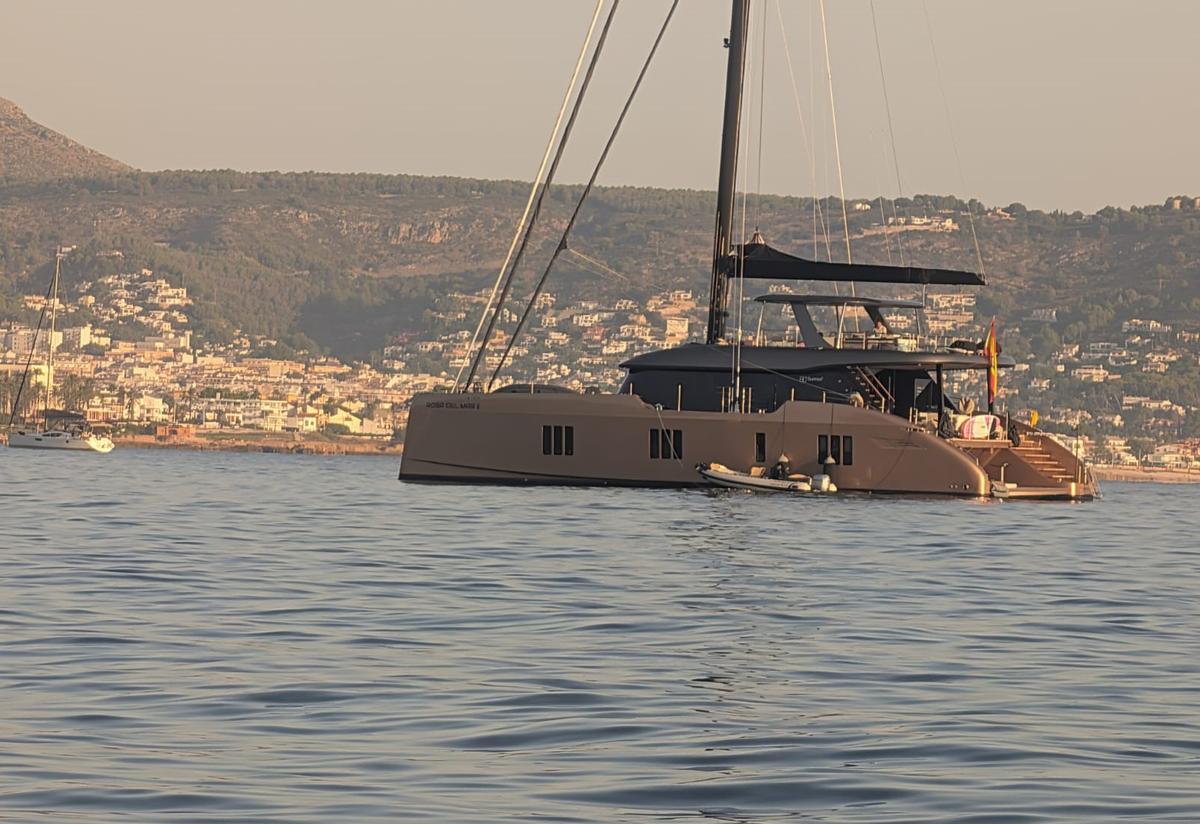 El catamarán de lujo está hoy fondeado en medio de la bahía