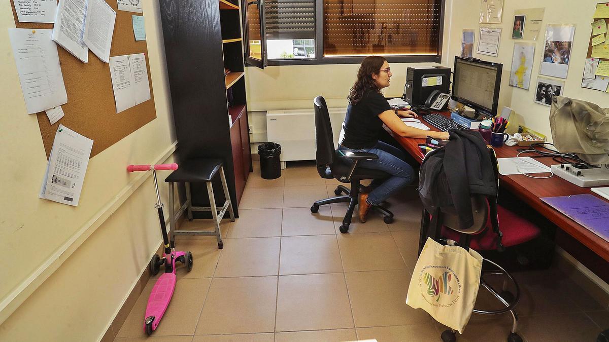 Carmen Agustín, neurobióloga, 
investigando en su despacho
en el campus de Burjassot. f.calabuig