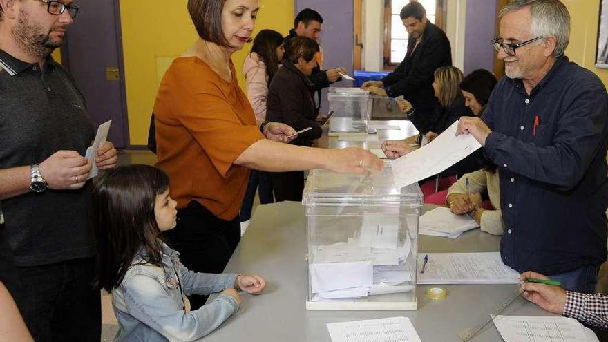 Vecinos de Silleda, votando en la Casa da Xuventude. // Bernabé/Javier Lalín