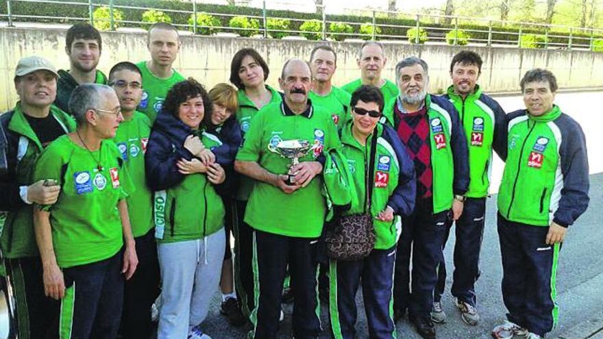 Integrantes del equipo master del Santa Olaya posan con el trofeo logrado en Torrelavega. | CNSO