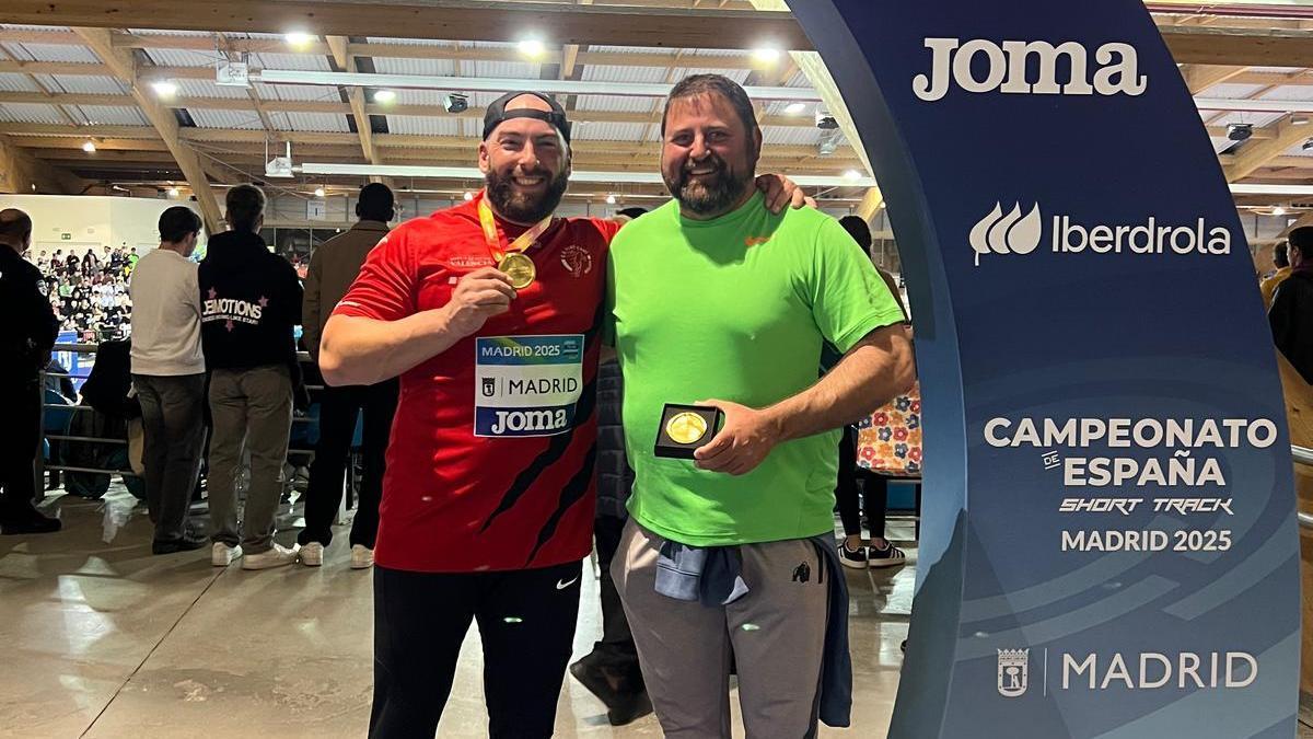 José Ángel Pinedo posa con la medalla de oro junto a su entrenador, JJ Vellibre