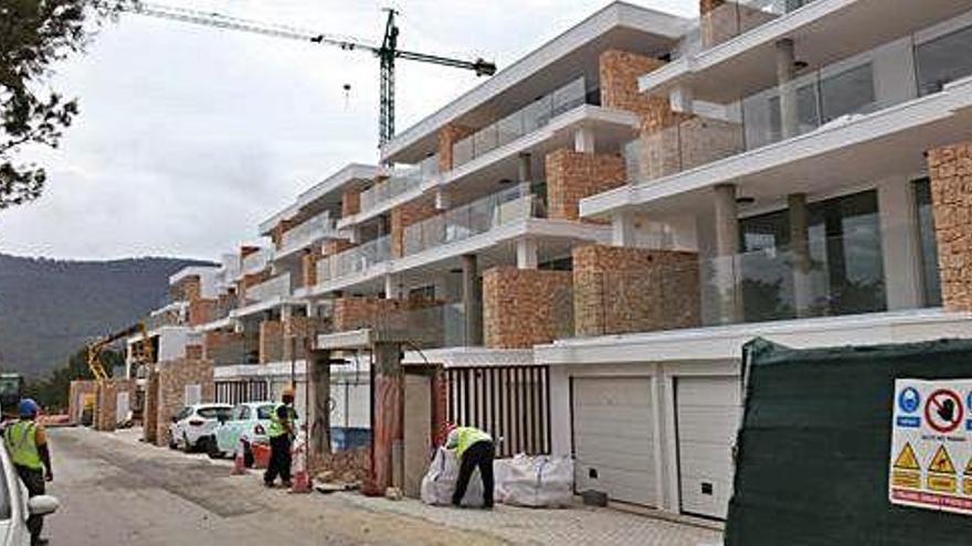 Varias inmobiliarias venden «pisos» y áticos de Vadella 64 en vez de estudios