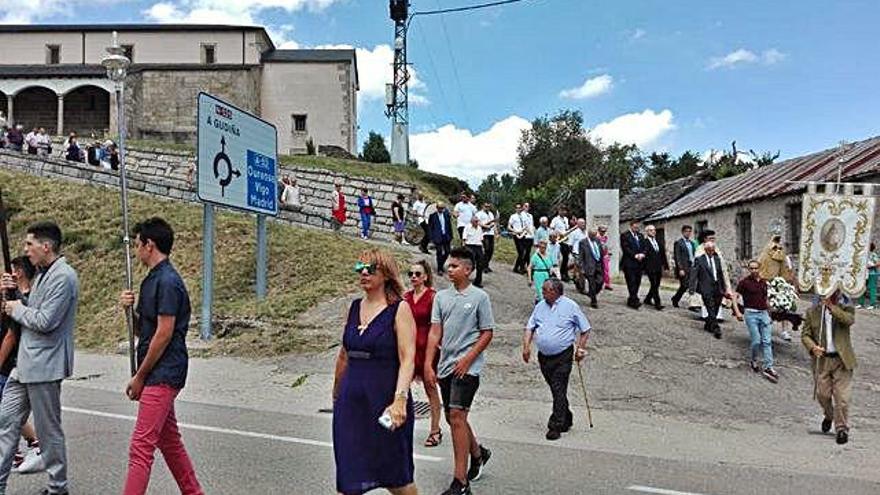 Los fieles procesionan con la imagen mariana.