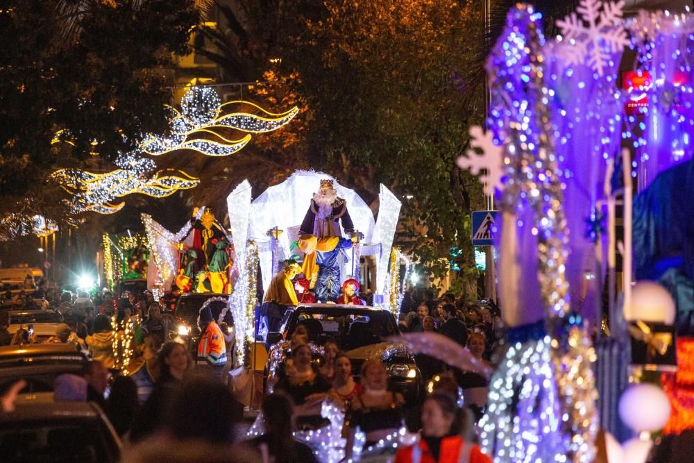 Los Reyes Magos, escoltados por pajes reales y bailarinas, reparten entre el público 800 kilos de caramelos y gominolas