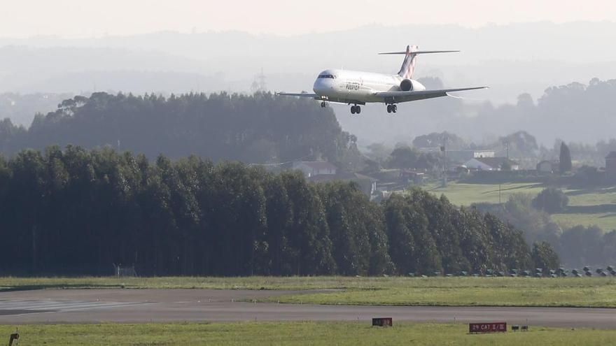 Un avión en el aeropuerto de Asturias