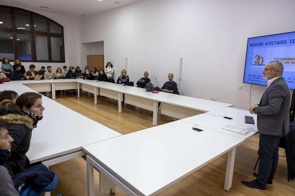 Un momento de la reunión de Consubal con los afectados por el cierre de Ideal.