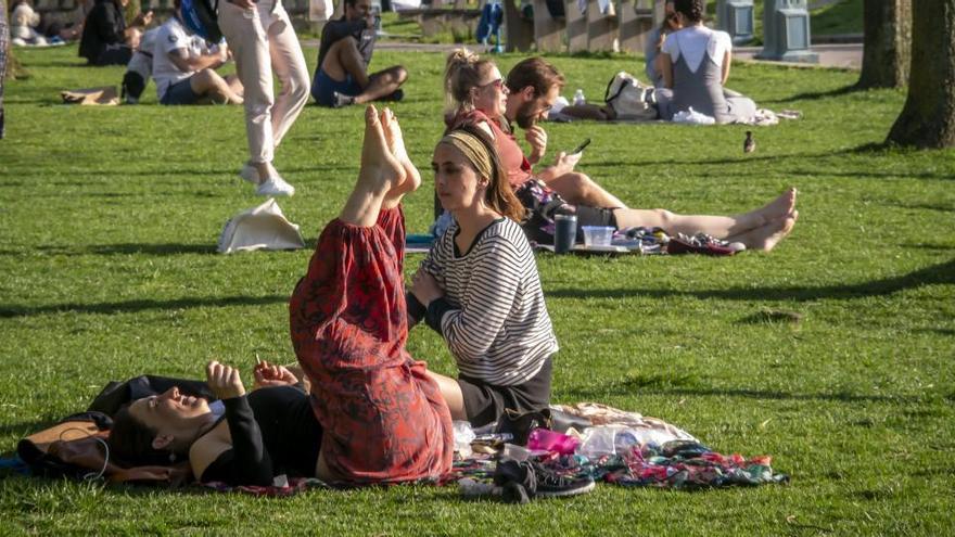 Jóvenes en un parque.