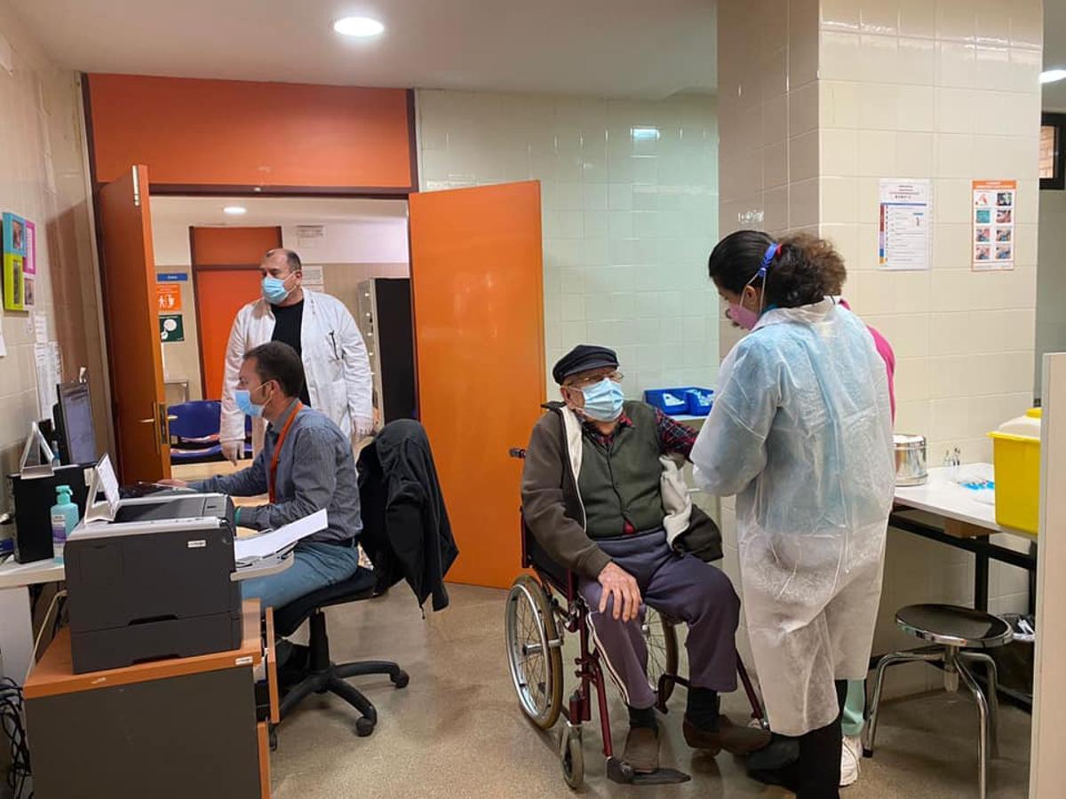 Los sanitarios vacunan a un mayor de 90 años en Xàbia