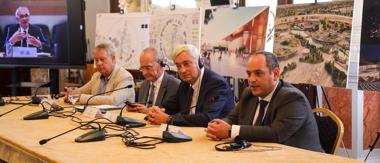 Los miembros del BIE junto al alcalde de Málaga y el director general de la Expo, en la rueda de prensa.