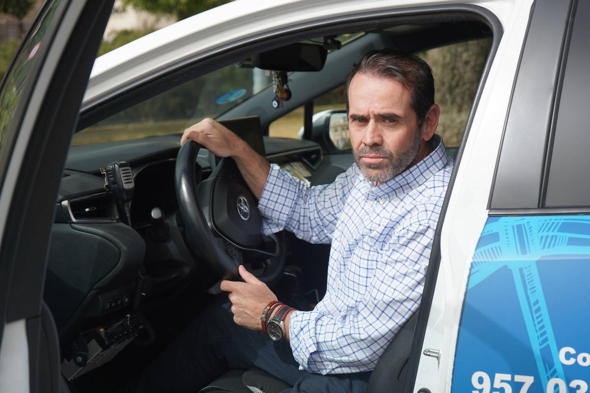 José María Jiménez en su taxi.
