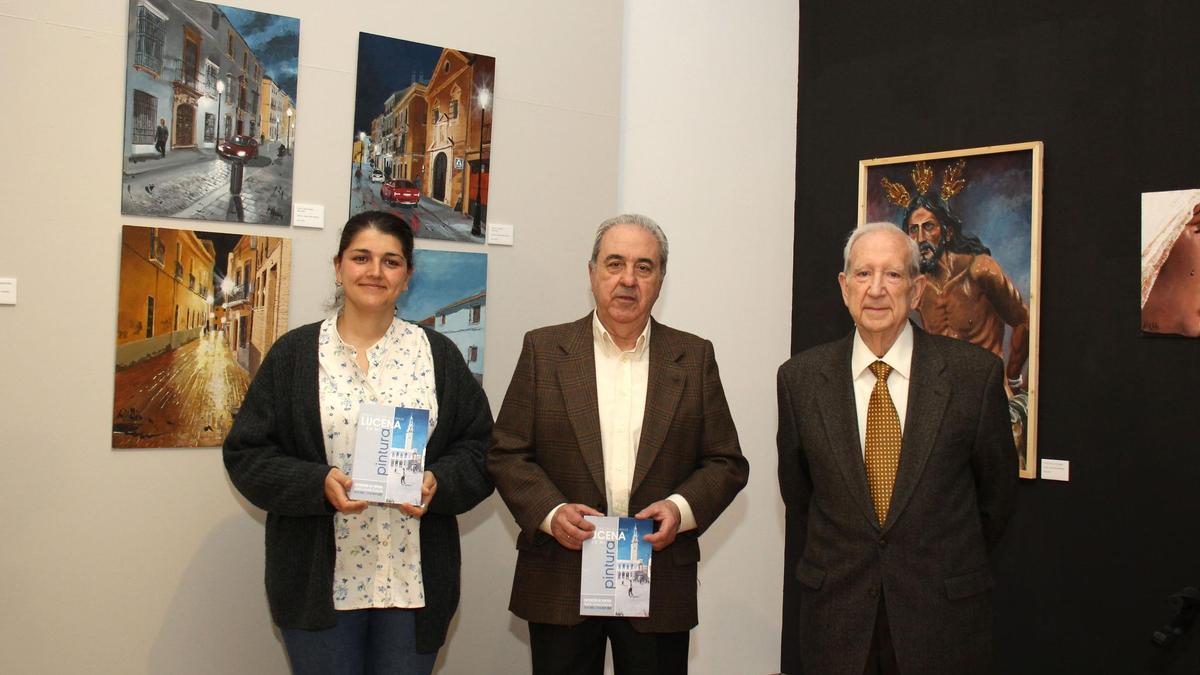 El autor de la exposición, en el centro, el día de la presentación de la muestra.