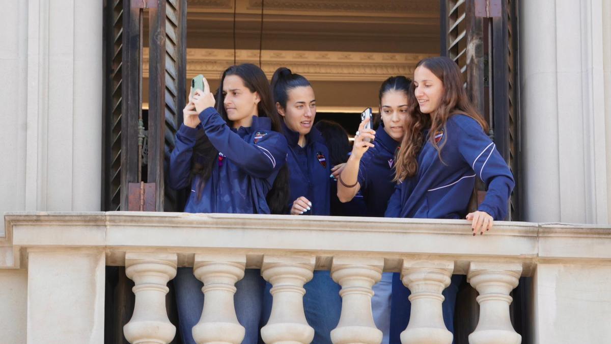 Las jugadoras del Levante inmoratizan el momento