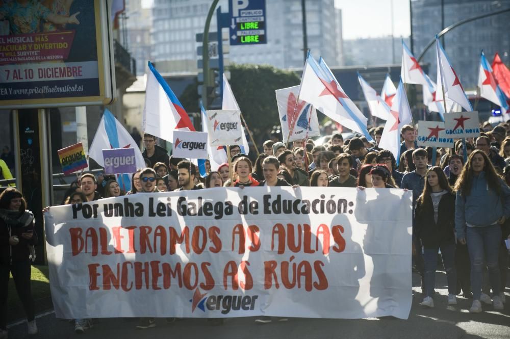 Los convocantes, el sindicato Erguer con apoyo de la Plataforma Galega en Defensa do Ensino Público, cifran el seguimiento en un 90%. La Policía Local calcula unos 250 manifestantes en A Coruña.
