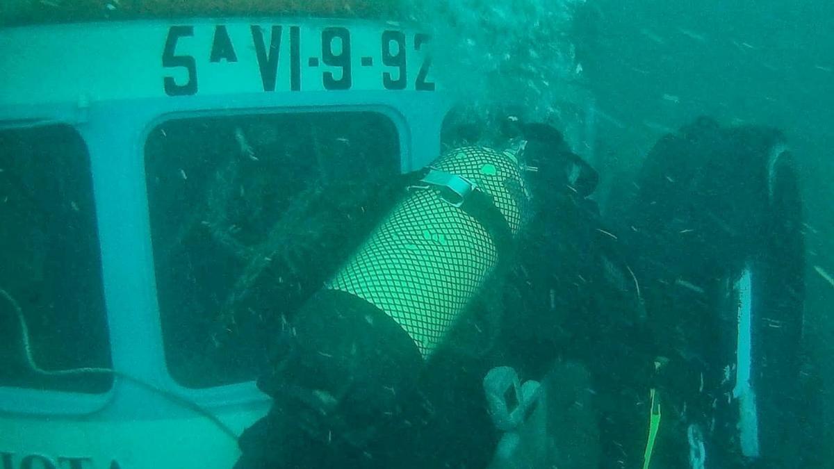 Un buzo durante las labores de reflotamiento del "Gaviota", hundido en Marín el 13 de noviembre de 2020. Cedida.