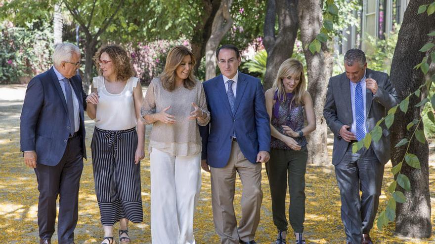 La presidenta de la Junta, Susana Díaz (3i), conversa con el presidente de la Confederación de Empresarios de Andalucía (CEA), Javier González de Lara (2d), junto a las secretarias generales de los sindicatos CCOO-A y UGT-A, Nuria López (2i) y Carmen Castilla (2d), respectivamente, acompañada por el vicepresidente Manuel Jiménez Barrios (i), y el consejero de Empleo, Javier Carnero (d), momentos antes de la reunión en el Palacio de San Telmo en Sevilla.