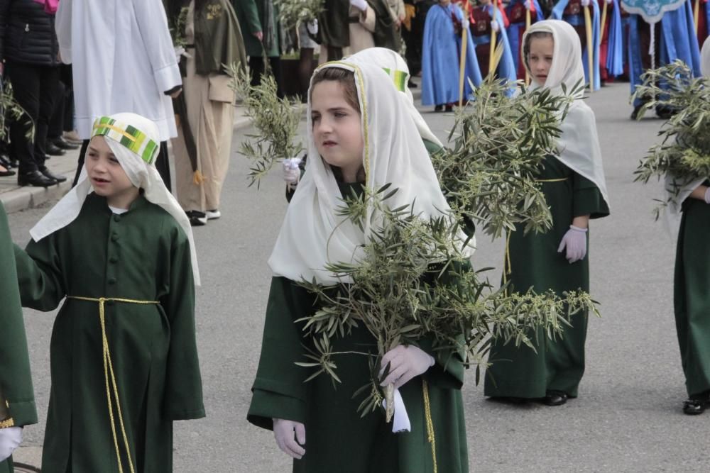 La procesión de "La Borriquilla" abre la Semana Santa en Cangas. // S. Álvarez