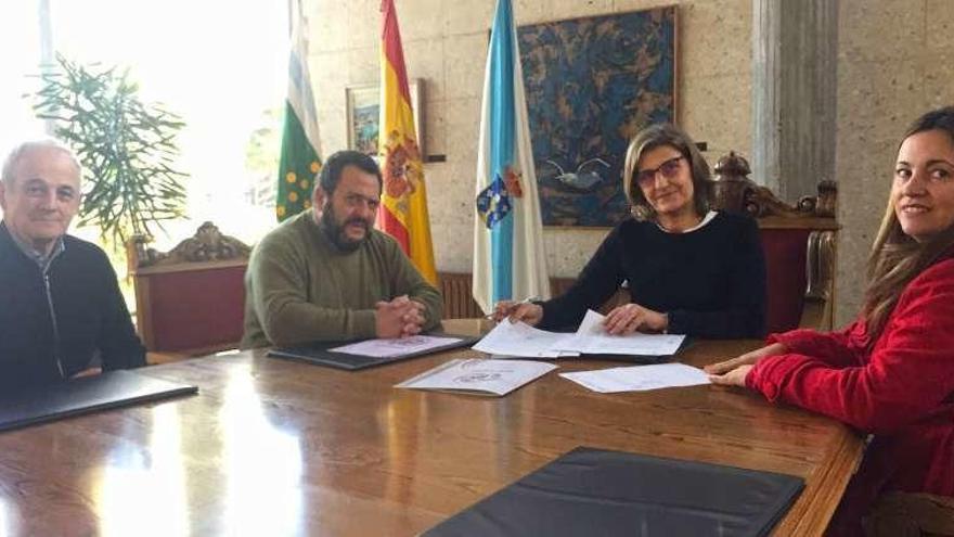 La alcaldesa y representantes de Pavegal, al firmar el convenio.