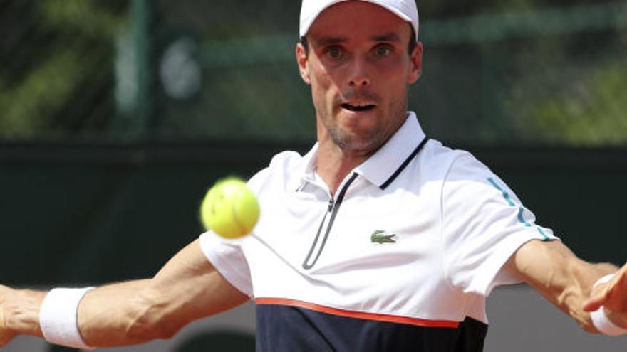 Roberto Bautista Agut golpea la bola en su partido ante John Millman